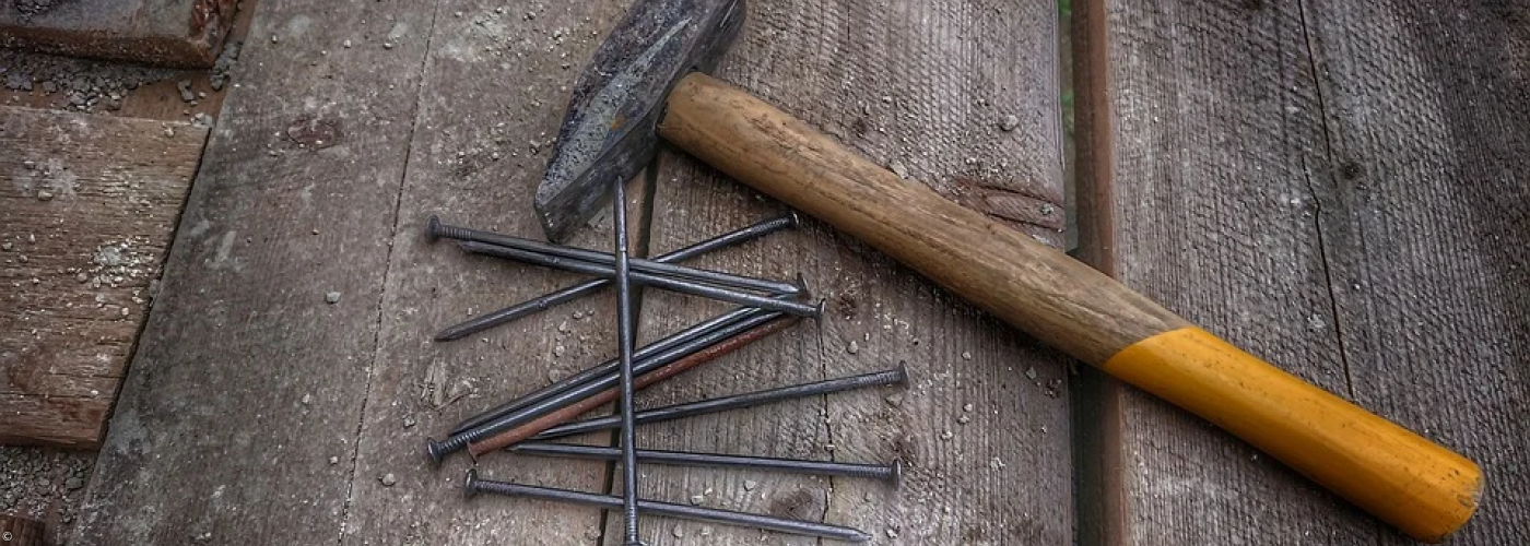 Hammer und Nägel