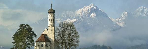 Kirche vor Bergen