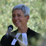Doris Wild im Altar vor Olivenbaum